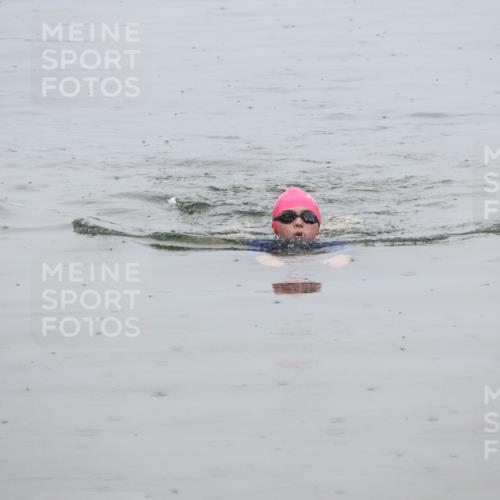 21.06.2025 - 27. Vierlanden-Triathlon Lena Gebhardt http://msf.ph/oto/8045230 15.06.2025 14:46:52 Schwimmen  meine-sportfotos.de