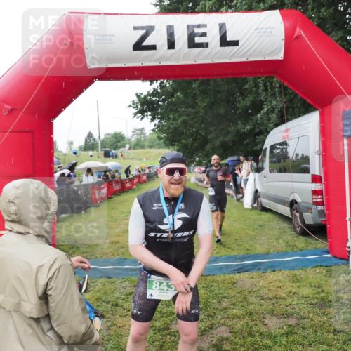21.06.2025 - 27. Vierlanden-Triathlon MichiJ http://msf.ph/oto/8045231 15.06.2026 13:51:13 Ziel 843, 1113 meine-sportfotos.de