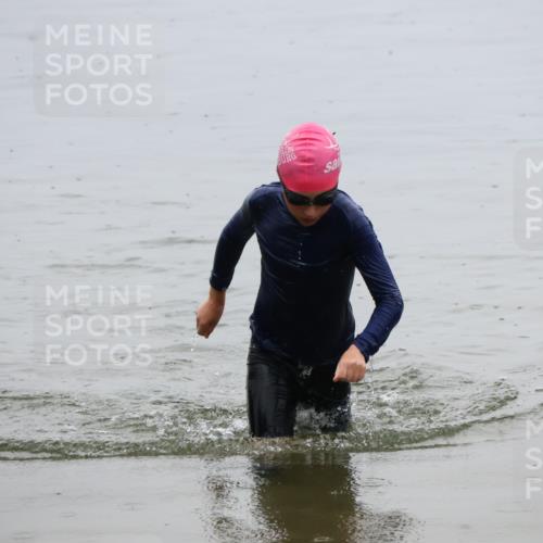 21.06.2025 - 27. Vierlanden-Triathlon Lena Gebhardt http://msf.ph/oto/8045249 15.06.2025 14:46:58 Schwimmen 1341 meine-sportfotos.de
