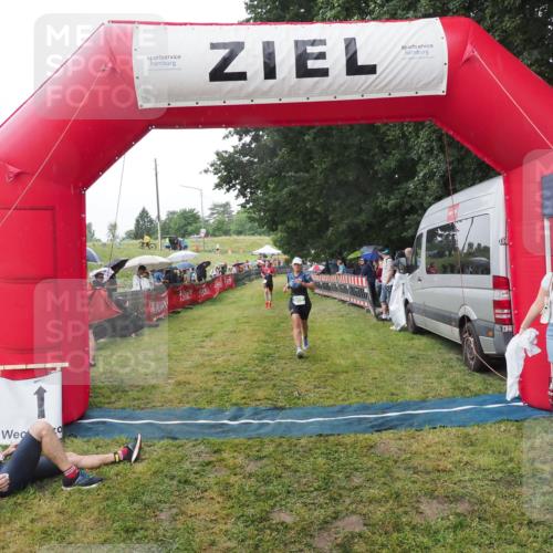 21.06.2025 - 27. Vierlanden-Triathlon MichiJ http://msf.ph/oto/8045252 15.06.2026 13:51:29 Ziel 908 meine-sportfotos.de