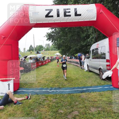 21.06.2025 - 27. Vierlanden-Triathlon MichiJ http://msf.ph/oto/8045258 15.06.2026 13:51:29 Ziel 908 meine-sportfotos.de