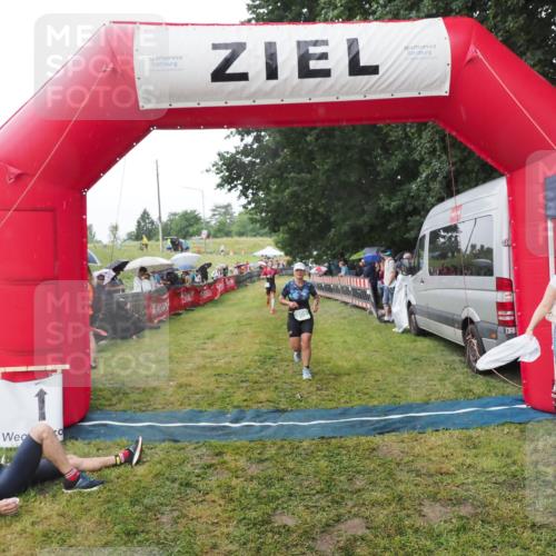 21.06.2025 - 27. Vierlanden-Triathlon MichiJ http://msf.ph/oto/8045260 15.06.2026 13:51:30 Ziel 908 meine-sportfotos.de