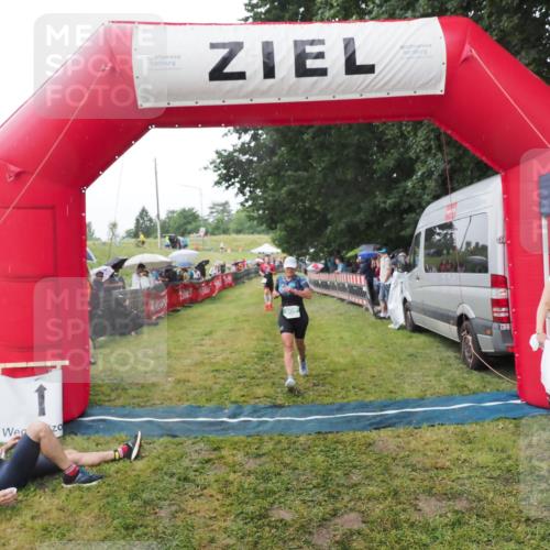 21.06.2025 - 27. Vierlanden-Triathlon MichiJ http://msf.ph/oto/8045265 15.06.2026 13:51:30 Ziel 908 meine-sportfotos.de