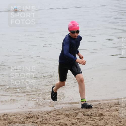 21.06.2025 - 27. Vierlanden-Triathlon Lena Gebhardt http://msf.ph/oto/8045271 15.06.2025 14:47:02 Schwimmen 1341 meine-sportfotos.de