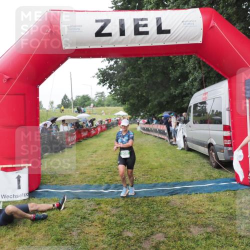 21.06.2025 - 27. Vierlanden-Triathlon MichiJ http://msf.ph/oto/8045276 15.06.2026 13:51:30 Ziel 908 meine-sportfotos.de