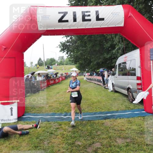 21.06.2025 - 27. Vierlanden-Triathlon MichiJ http://msf.ph/oto/8045278 15.06.2026 13:51:31 Ziel 908, 1119 meine-sportfotos.de