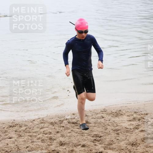 21.06.2025 - 27. Vierlanden-Triathlon Lena Gebhardt http://msf.ph/oto/8045279 15.06.2025 14:47:03 Schwimmen 1341 meine-sportfotos.de