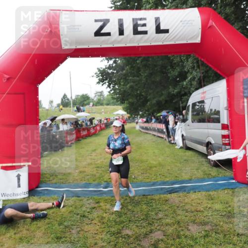 21.06.2025 - 27. Vierlanden-Triathlon MichiJ http://msf.ph/oto/8045280 15.06.2026 13:51:31 Ziel 908, 1119 meine-sportfotos.de