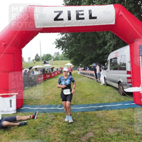 21.06.2025 - 27. Vierlanden-Triathlon MichiJ http://msf.ph/oto/8045282 15.06.2026 13:51:31 Ziel 908, 1119 meine-sportfotos.de