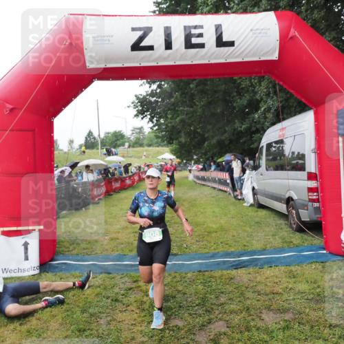 21.06.2025 - 27. Vierlanden-Triathlon MichiJ http://msf.ph/oto/8045287 15.06.2026 13:51:31 Ziel 908, 1119 meine-sportfotos.de