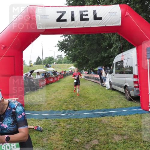 21.06.2025 - 27. Vierlanden-Triathlon MichiJ http://msf.ph/oto/8045291 15.06.2026 13:51:33 Ziel 908, 1119 meine-sportfotos.de