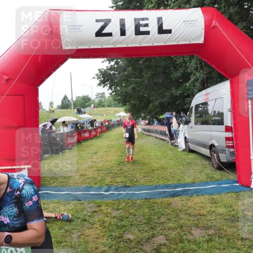 21.06.2025 - 27. Vierlanden-Triathlon MichiJ http://msf.ph/oto/8045292 15.06.2026 13:51:33 Ziel 908, 1119 meine-sportfotos.de