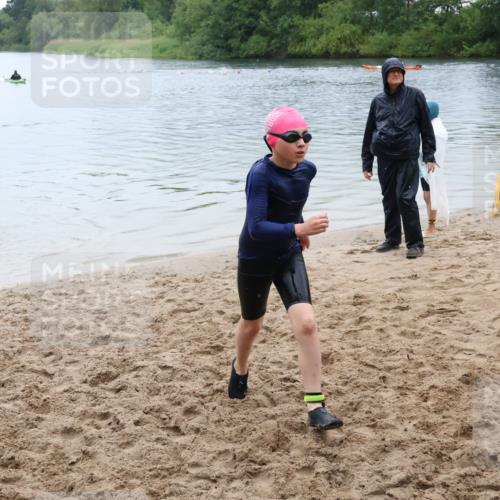 21.06.2025 - 27. Vierlanden-Triathlon Lena Gebhardt http://msf.ph/oto/8045295 15.06.2025 14:47:04 Schwimmen 1341 meine-sportfotos.de