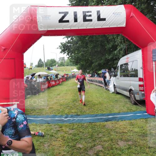 21.06.2025 - 27. Vierlanden-Triathlon MichiJ http://msf.ph/oto/8045298 15.06.2026 13:51:33 Ziel 908, 1119 meine-sportfotos.de