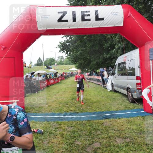 21.06.2025 - 27. Vierlanden-Triathlon MichiJ http://msf.ph/oto/8045300 15.06.2026 13:51:33 Ziel 908, 1119 meine-sportfotos.de