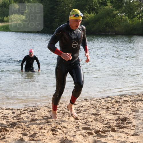 15.06.2025 - 27. Vierlanden-Triathlon Lena Gebhardt http://msf.ph/oto/8045301 15.06.2025 08:39:09 Schwimmen 77, 120, 132, 165 meine-sportfotos.de