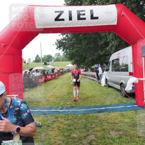 21.06.2025 - 27. Vierlanden-Triathlon MichiJ http://msf.ph/oto/8045304 15.06.2026 13:51:34 Ziel 908, 1119 meine-sportfotos.de