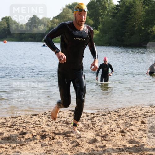 15.06.2025 - 27. Vierlanden-Triathlon Lena Gebhardt http://msf.ph/oto/8045308 15.06.2025 08:39:10 Schwimmen 77, 120, 132, 165 meine-sportfotos.de
