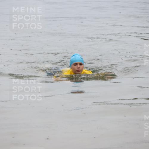 21.06.2025 - 27. Vierlanden-Triathlon Lena Gebhardt http://msf.ph/oto/8045311 15.06.2025 14:47:30 Schwimmen 1334 meine-sportfotos.de