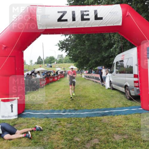 21.06.2025 - 27. Vierlanden-Triathlon MichiJ http://msf.ph/oto/8045319 15.06.2026 13:51:49 Ziel 1115 meine-sportfotos.de
