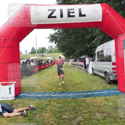 21.06.2025 - 27. Vierlanden-Triathlon MichiJ http://msf.ph/oto/8045323 15.06.2026 13:51:49 Ziel 1115 meine-sportfotos.de