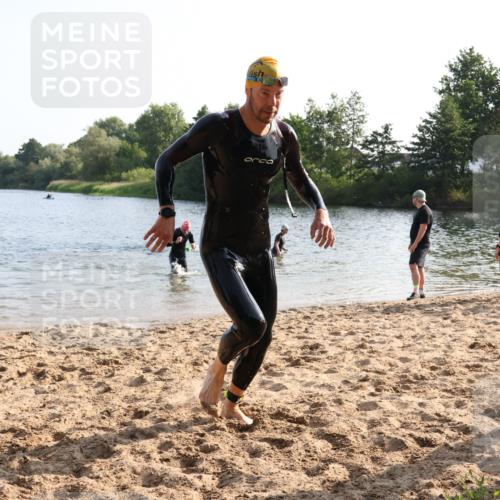 15.06.2025 - 27. Vierlanden-Triathlon Lena Gebhardt http://msf.ph/oto/8045327 15.06.2025 08:39:11 Schwimmen 77, 120, 132, 165 meine-sportfotos.de