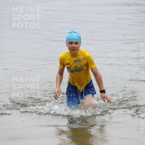 21.06.2025 - 27. Vierlanden-Triathlon Lena Gebhardt http://msf.ph/oto/8045329 15.06.2025 14:47:32 Schwimmen 1334 meine-sportfotos.de