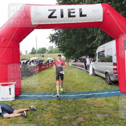 21.06.2025 - 27. Vierlanden-Triathlon MichiJ http://msf.ph/oto/8045332 15.06.2026 13:51:50 Ziel 1115 meine-sportfotos.de