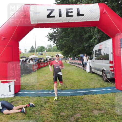 21.06.2025 - 27. Vierlanden-Triathlon MichiJ http://msf.ph/oto/8045334 15.06.2026 13:51:50 Ziel 1115 meine-sportfotos.de
