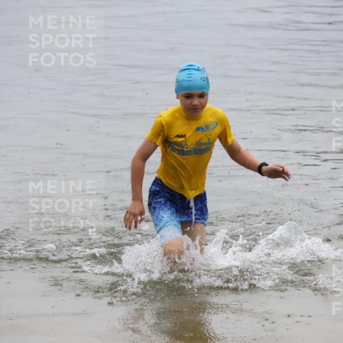 21.06.2025 - 27. Vierlanden-Triathlon Lena Gebhardt http://msf.ph/oto/8045337 15.06.2025 14:47:32 Schwimmen 1334 meine-sportfotos.de