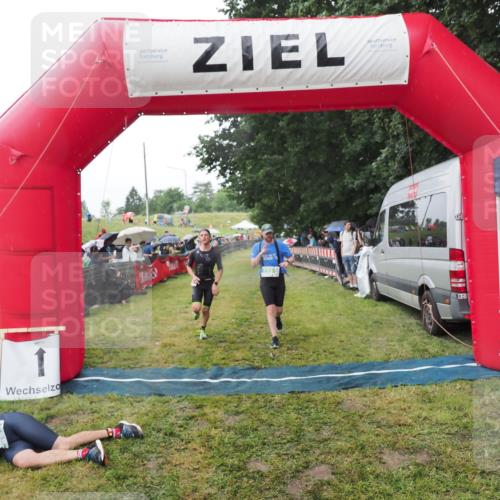 21.06.2025 - 27. Vierlanden-Triathlon MichiJ http://msf.ph/oto/8045346 15.06.2026 13:52:00 Ziel 729, 1154 meine-sportfotos.de