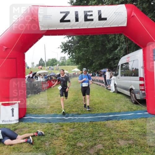 21.06.2025 - 27. Vierlanden-Triathlon MichiJ http://msf.ph/oto/8045351 15.06.2026 13:52:00 Ziel 729, 1154 meine-sportfotos.de