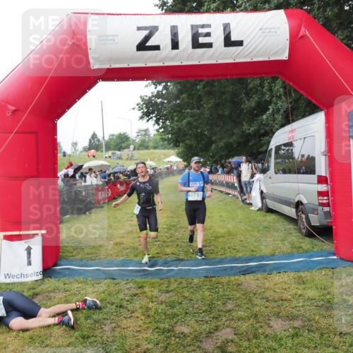 21.06.2025 - 27. Vierlanden-Triathlon MichiJ http://msf.ph/oto/8045352 15.06.2026 13:52:00 Ziel 729, 1154 meine-sportfotos.de