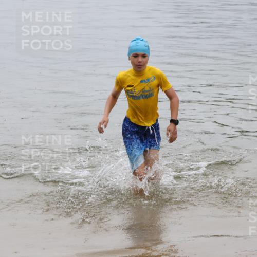 21.06.2025 - 27. Vierlanden-Triathlon Lena Gebhardt http://msf.ph/oto/8045353 15.06.2025 14:47:33 Schwimmen 1334 meine-sportfotos.de