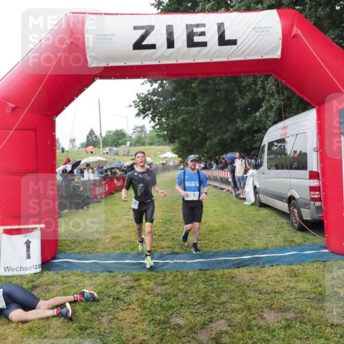 21.06.2025 - 27. Vierlanden-Triathlon MichiJ http://msf.ph/oto/8045354 15.06.2026 13:52:00 Ziel 729, 1154 meine-sportfotos.de