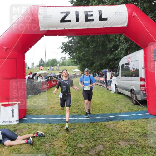 21.06.2025 - 27. Vierlanden-Triathlon MichiJ http://msf.ph/oto/8045357 15.06.2026 13:52:00 Ziel 729, 1154 meine-sportfotos.de