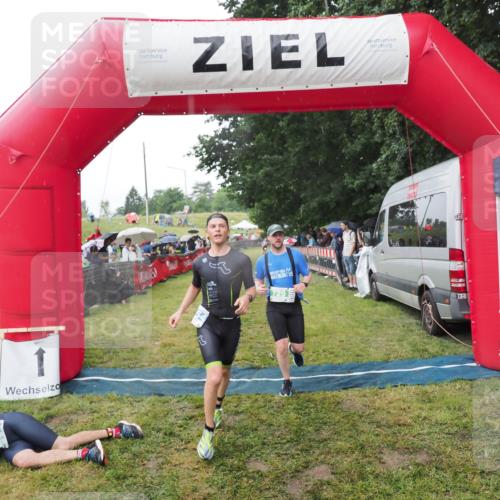21.06.2025 - 27. Vierlanden-Triathlon MichiJ http://msf.ph/oto/8045361 15.06.2026 13:52:00 Ziel 729, 1154 meine-sportfotos.de
