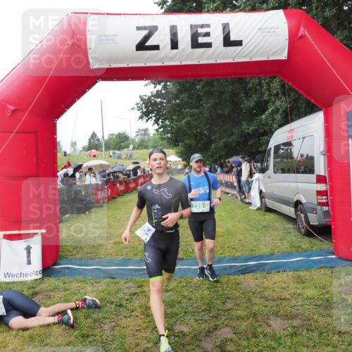 21.06.2025 - 27. Vierlanden-Triathlon MichiJ http://msf.ph/oto/8045363 15.06.2026 13:52:01 Ziel 729, 1154 meine-sportfotos.de