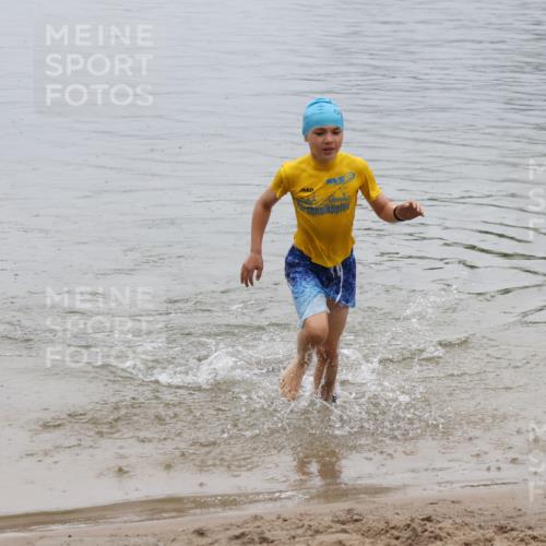 21.06.2025 - 27. Vierlanden-Triathlon Lena Gebhardt http://msf.ph/oto/8045364 15.06.2025 14:47:34 Schwimmen 1334 meine-sportfotos.de