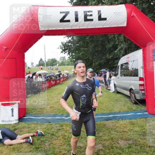 21.06.2025 - 27. Vierlanden-Triathlon MichiJ http://msf.ph/oto/8045367 15.06.2026 13:52:01 Ziel 729, 1154 meine-sportfotos.de