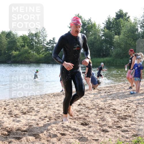 15.06.2025 - 27. Vierlanden-Triathlon Lena Gebhardt http://msf.ph/oto/8045370 15.06.2025 08:39:18 Schwimmen 120, 132, 165 meine-sportfotos.de