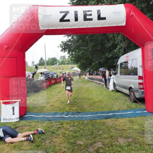 21.06.2025 - 27. Vierlanden-Triathlon MichiJ http://msf.ph/oto/8045371 15.06.2026 13:52:15 Ziel 1112 meine-sportfotos.de