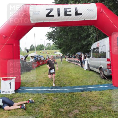 21.06.2025 - 27. Vierlanden-Triathlon MichiJ http://msf.ph/oto/8045376 15.06.2026 13:52:15 Ziel 1112 meine-sportfotos.de