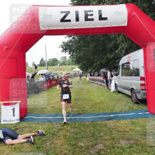 21.06.2025 - 27. Vierlanden-Triathlon MichiJ http://msf.ph/oto/8045381 15.06.2026 13:52:16 Ziel 1112 meine-sportfotos.de
