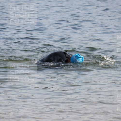 15.06.2025 - 27. Vierlanden-Triathlon Lena Gebhardt http://msf.ph/oto/8045382 15.06.2025 08:39:26 Schwimmen 132, 168 meine-sportfotos.de