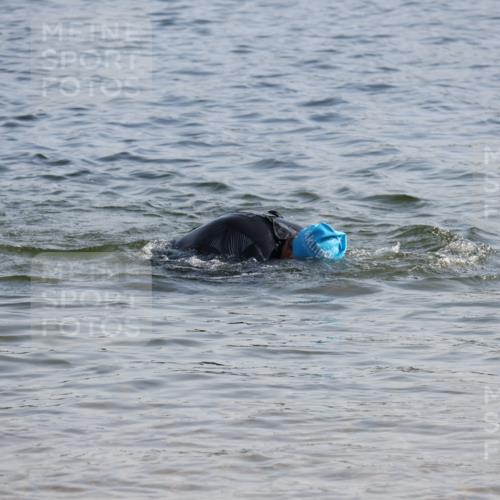 15.06.2025 - 27. Vierlanden-Triathlon Lena Gebhardt http://msf.ph/oto/8045386 15.06.2025 08:39:26 Schwimmen 132, 168 meine-sportfotos.de