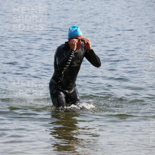 15.06.2025 - 27. Vierlanden-Triathlon Lena Gebhardt http://msf.ph/oto/8045390 15.06.2025 08:39:27 Schwimmen 132, 168 meine-sportfotos.de