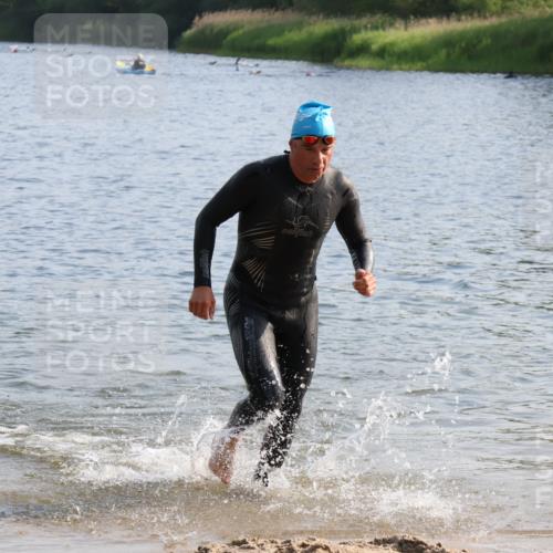 15.06.2025 - 27. Vierlanden-Triathlon Lena Gebhardt http://msf.ph/oto/8045413 15.06.2025 08:39:31 Schwimmen 168 meine-sportfotos.de