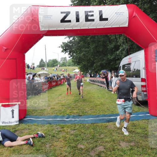 21.06.2025 - 27. Vierlanden-Triathlon MichiJ http://msf.ph/oto/8045414 15.06.2026 13:52:22 Ziel 23, 1112, 1117, 1163 meine-sportfotos.de
