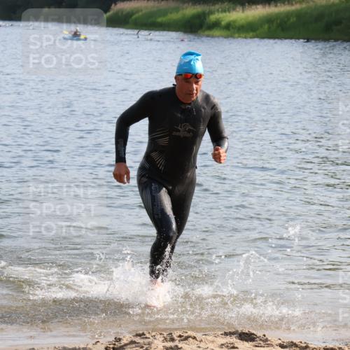 15.06.2025 - 27. Vierlanden-Triathlon Lena Gebhardt http://msf.ph/oto/8045417 15.06.2025 08:39:31 Schwimmen 168 meine-sportfotos.de